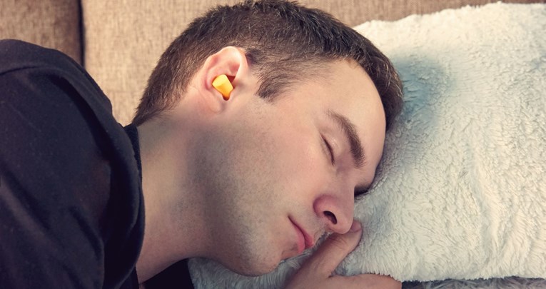 Stručnjaci otkrili je li spavanje s čepićima za uši opasno